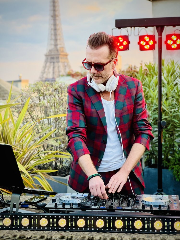 Greg Le Fourn DJ sur un rooftop parisien, Tour Eiffel en arrière-plan