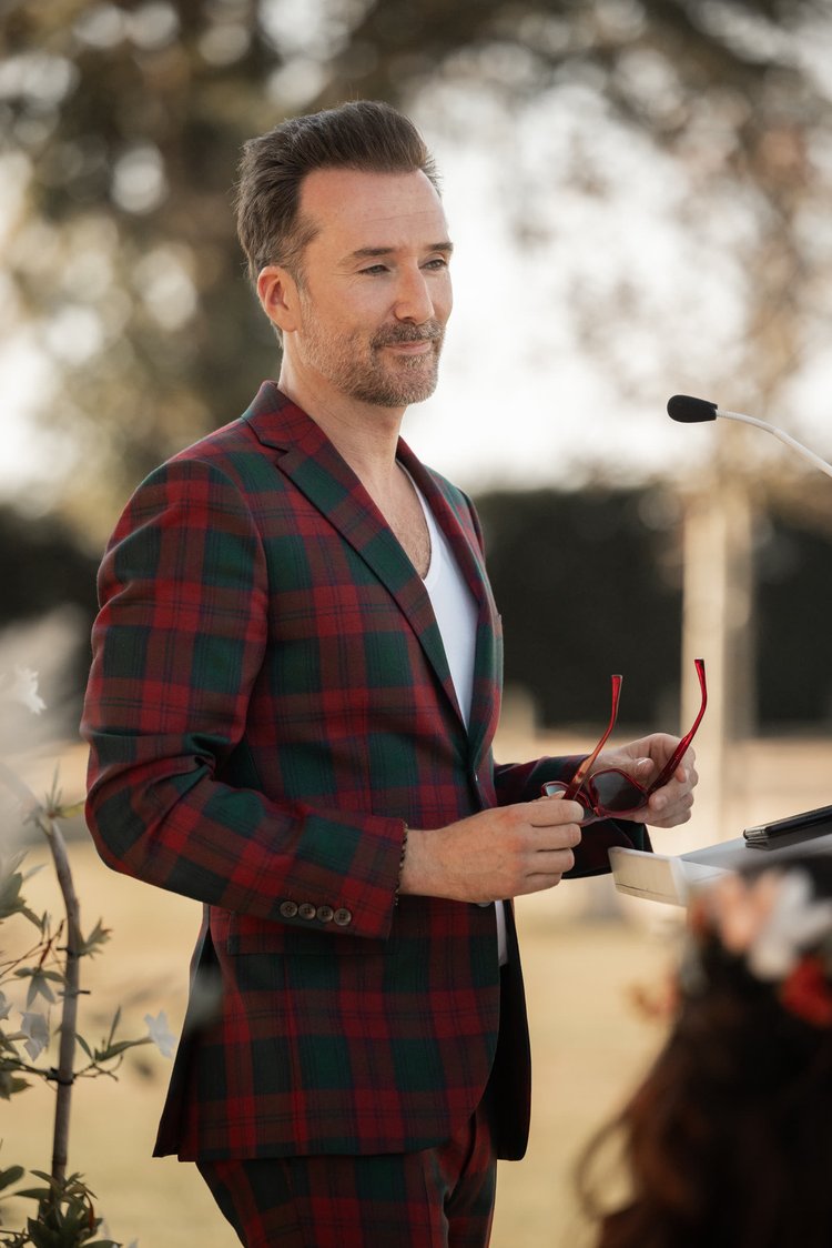 Greg Le Fourn officiant une cérémonie laïque